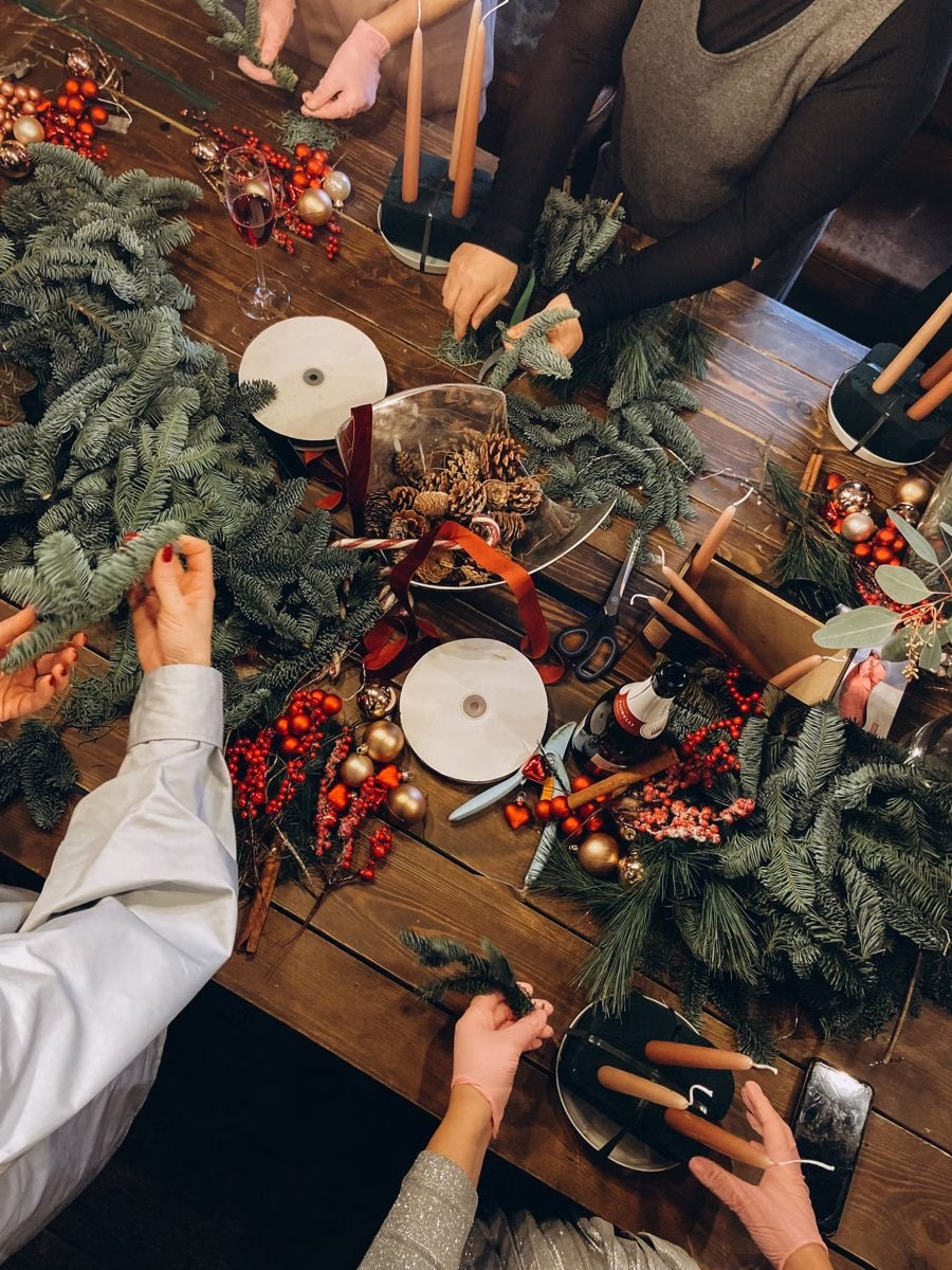 Juleworkshop med gran, pynt og materialer til kreative juledekorationer for virksomheder