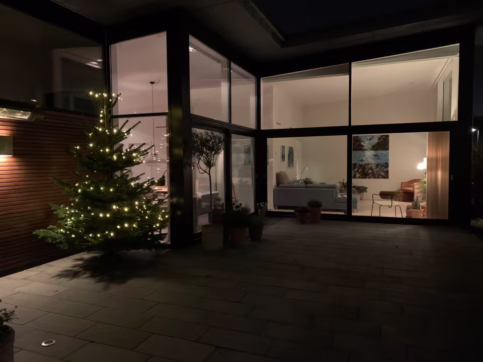 Pyntet juletræ hos kunde