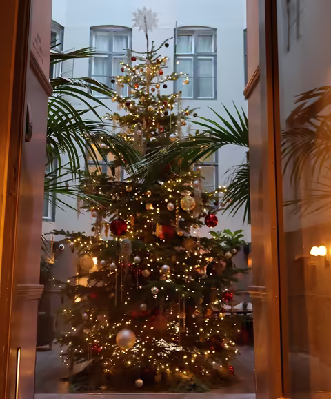 Eksklusivt pyntet Nordmannsgran juletræ i nordisk designtradition hos Hotel Skt. Annæ i København