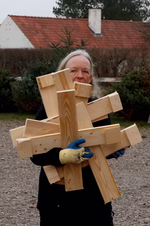 Lisbet Wolff med en hel stak juletræsfødder hos Jagtgården Juletræer
